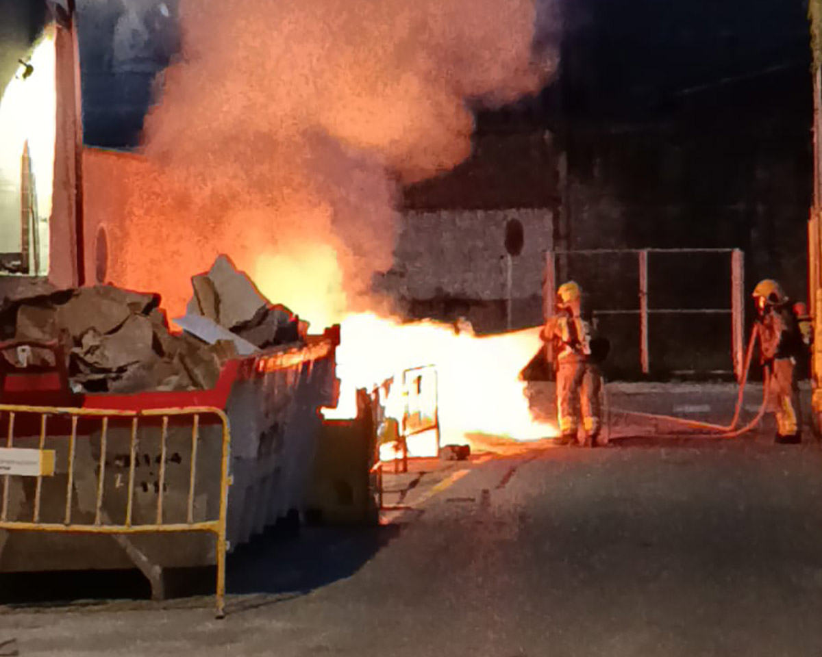 Els Bombers, apagant el contenidor encès