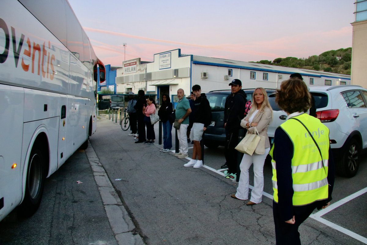 Cua d'usuaris de la parada provisional del carrer Manuel de Falla, a Granollers