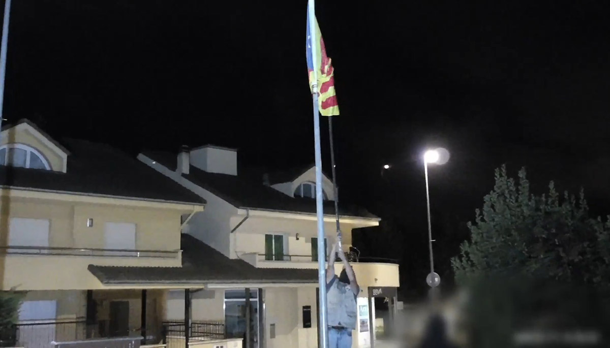 La retirada de l'estelada de l'avinguda Atlàntida de Folgueroles