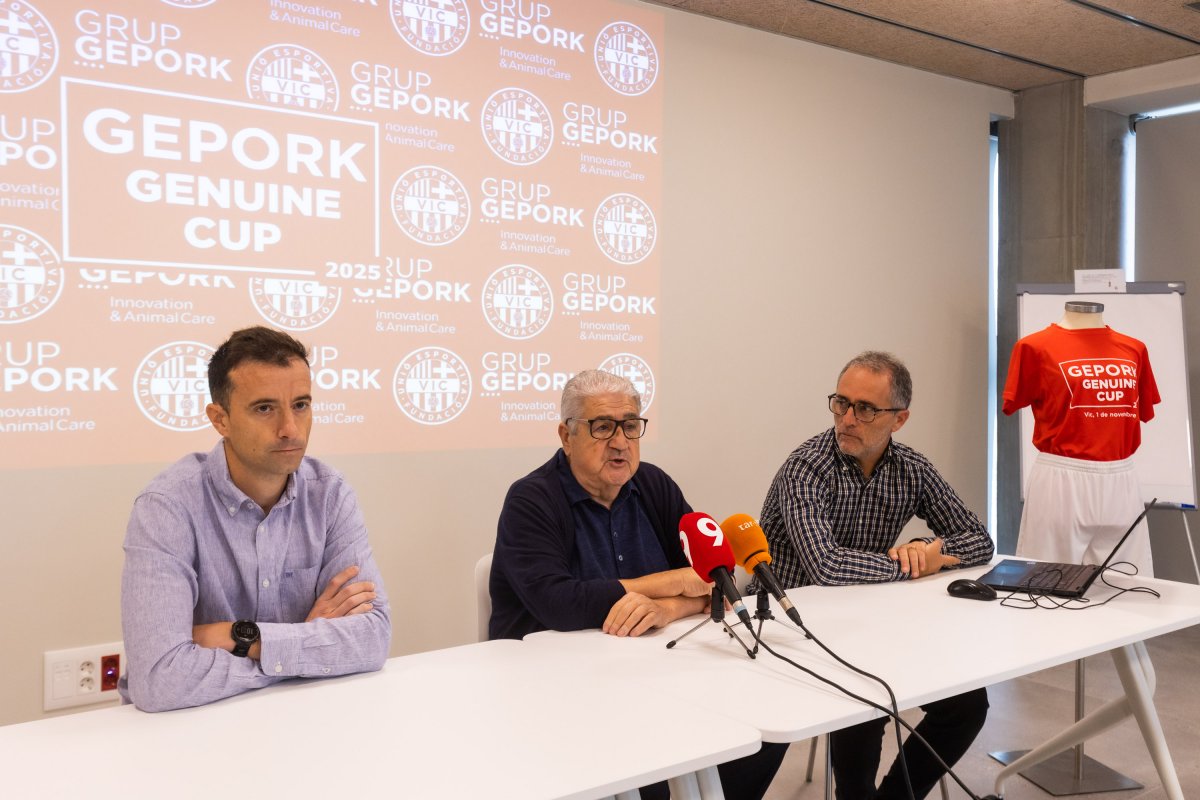 D'esquerra a dreta, les diverses parts implicades, en la roda de premsa de la presentació del torneig, aquest dimecres: Òscar Sauleda (FCF), Josep Pugdollers (Grup Gepork) i Ignasi Puig (Fundació UE Vic)