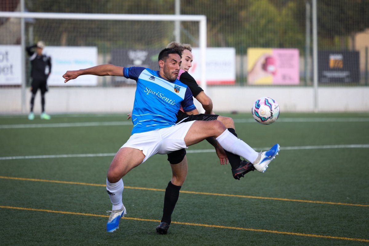 Kiko Lendínez, lluitant una bola amb un defensa del Vilamajor