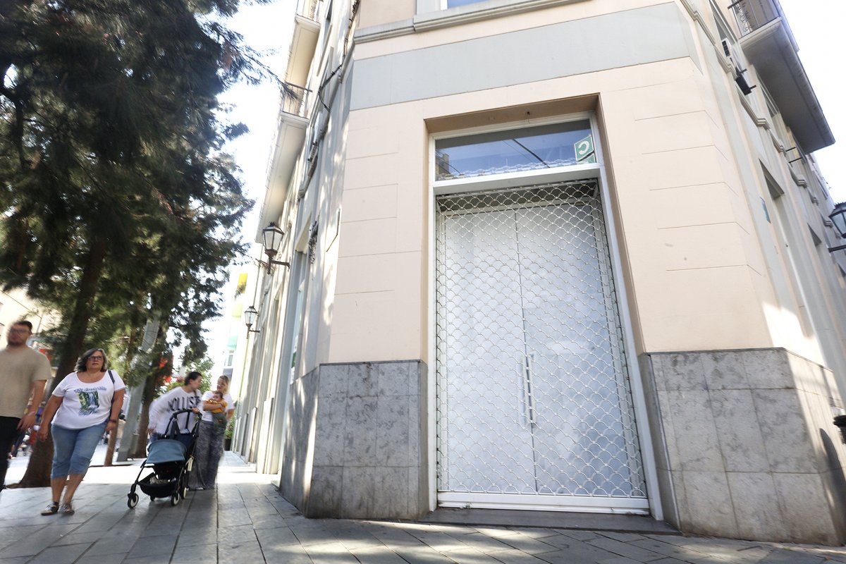 El local on s’instal·larà Laboral Kutxa en una imatge de divendres passat al matí. Fins al maig, hi havia Oysho