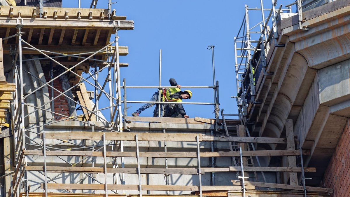 Molts immigrants acaben treballant a la construcció