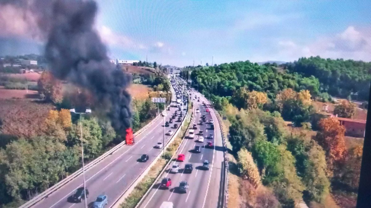 Un cotxe s'ha incendiat totalment aquest diumenge al migdia a l'AP-7 a la Roca