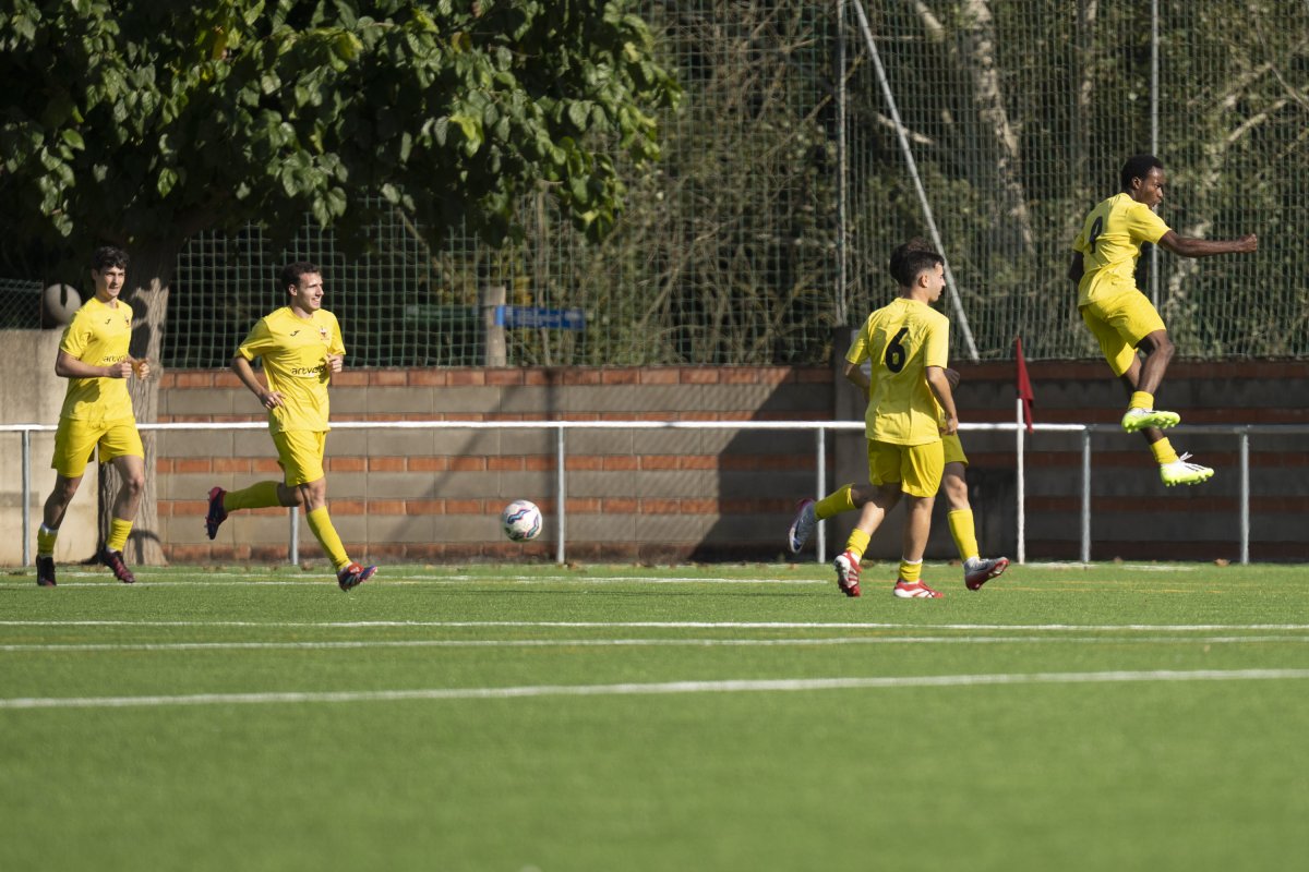 Els torellonencs celebren el gol de Chimaobi a la sortida d'un córner