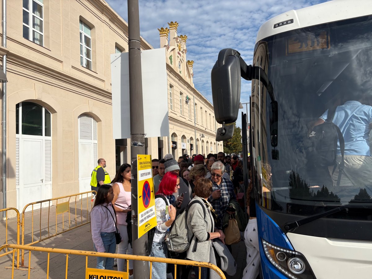 Passatgers que baixaven del tren de la Tor de Querol, pujant a l'autocar aquest matí a l'estació de Vic