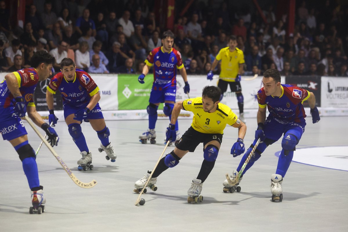El capità del Voltregà, Èric Vargas, conduint la bola en una acció del partit