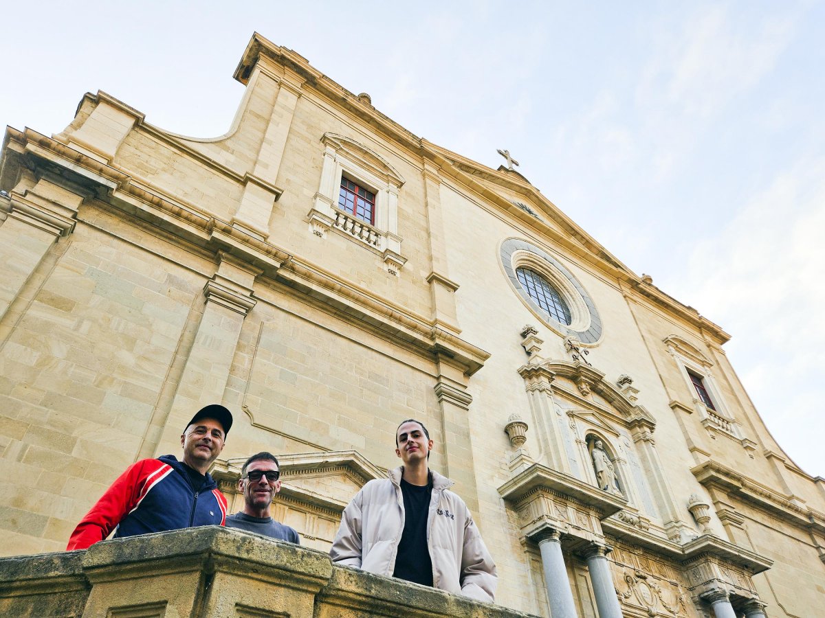 Xef Vila, Xevi Subirana i Lluc Vila a la plaça de la Catedral, on comença el documental