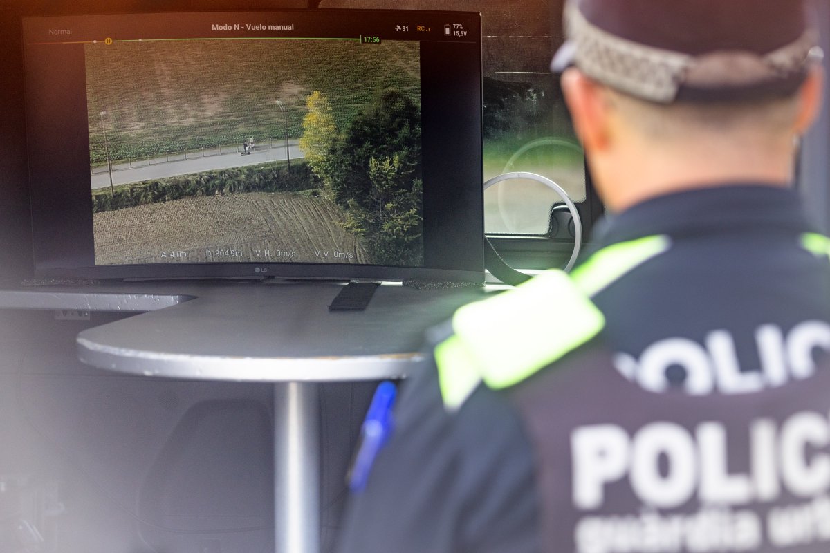 Un agent de la Guàrdia Urbana mira a través de les pantalles un patinet captat pel dron