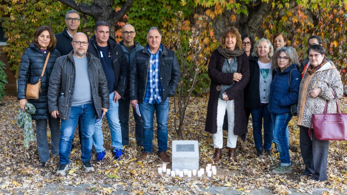 Participants i assistents de l'acte amb la nova placa