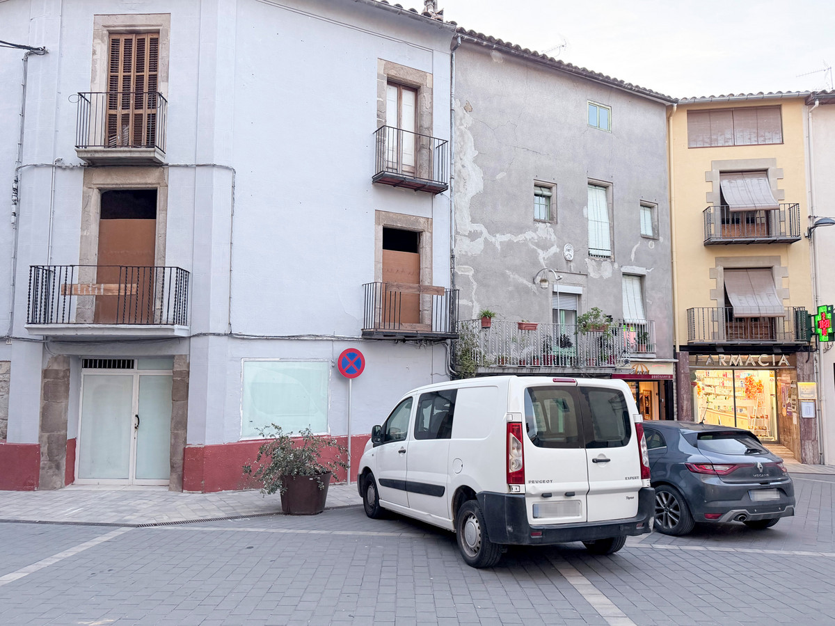 Prats vol controlar els cotxes mal estacionats al centre del poble