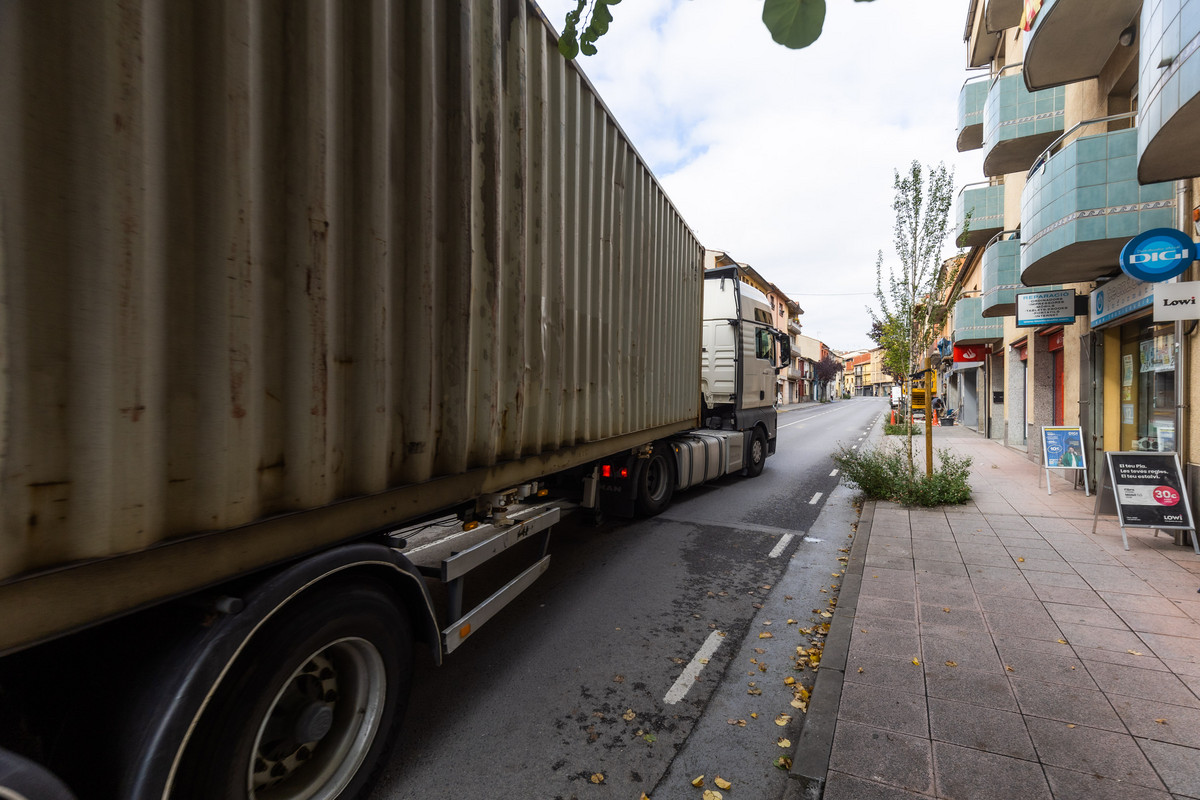 Un tràiler al passeig de Sant Joan de Manlleu, dijous de la setmana passada