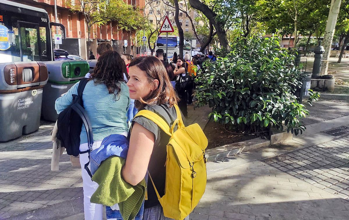 Una de les cues dels divendres al migdia, al costat dels contenidors