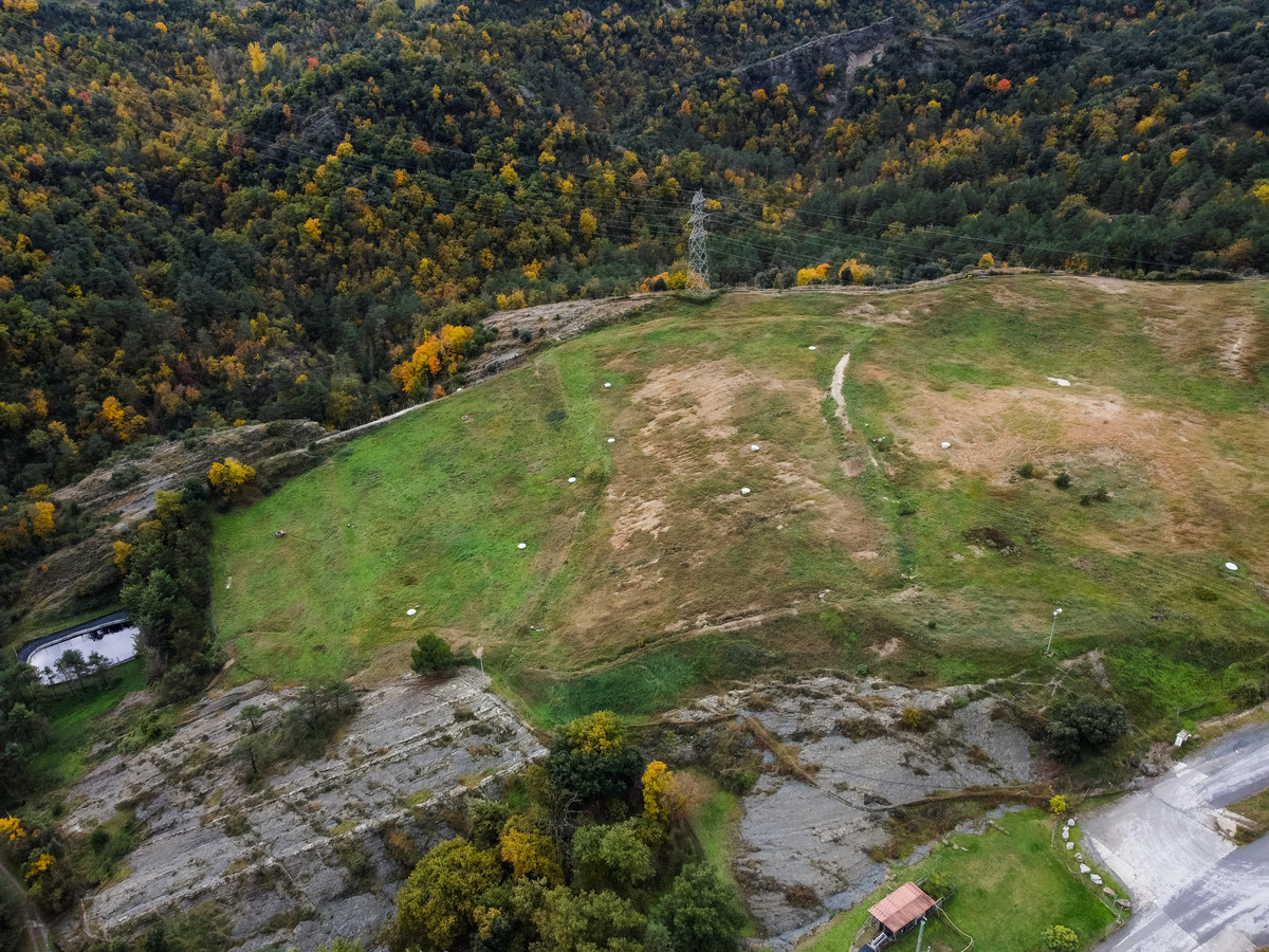 Vista aèria del vas clausurat de l'abocador d'Orís