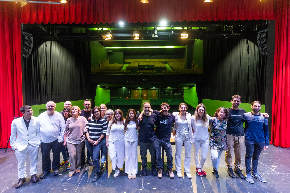 Intèrprets i directors de les obres, al Casal Francesc Macià, dimecres, amb l’alcalde de Centelles i la regidora de Cultura