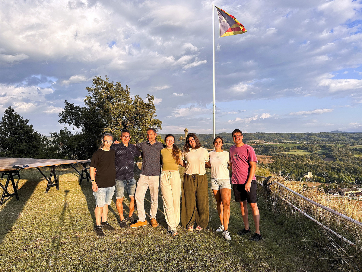 Alguns membres de la nova Associació d’en Perot Rocaguinarda, amb una part dels organitzadors de la fira d’enguany