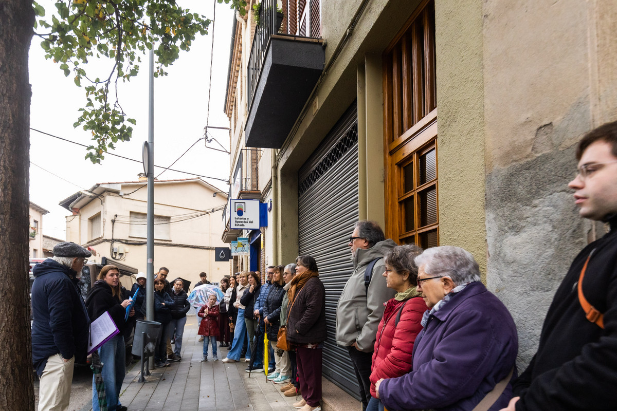Núria Serra, amb Gabriel Salvans al costat, a l’inici de la ruta davant de la casa on va néixer Emili Teixidor