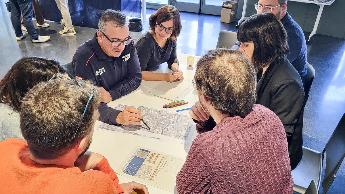 Una de les sessions del projecte amb diferents agents del territori, divendres a la Biblioteca Pilarin Bayés de Vic