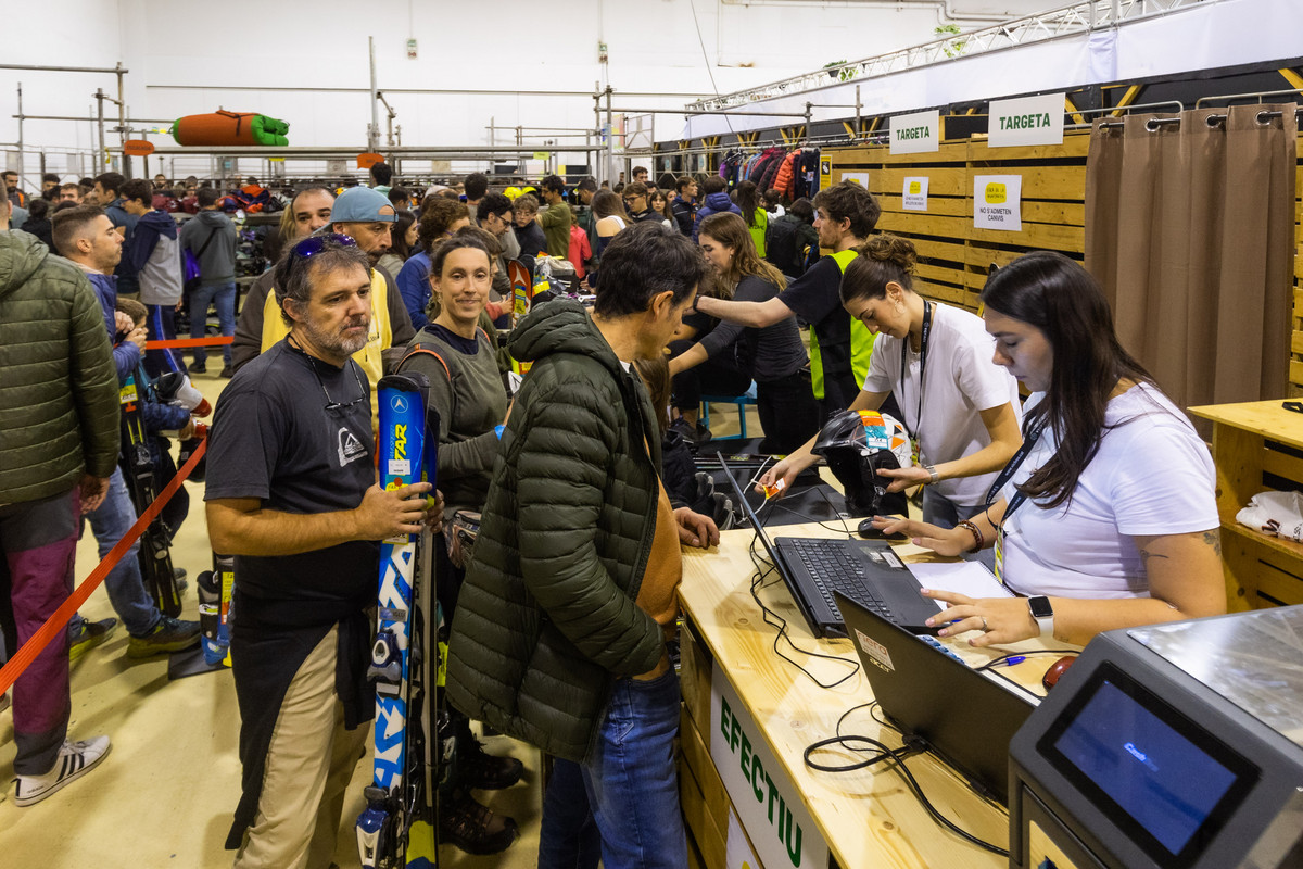 A dalt, el Mercat d’Ocasió bullint de compradors i venedors. A baix, la Fira del Llibre de Muntanya i la presentació de temporada de les estacions d’esquí