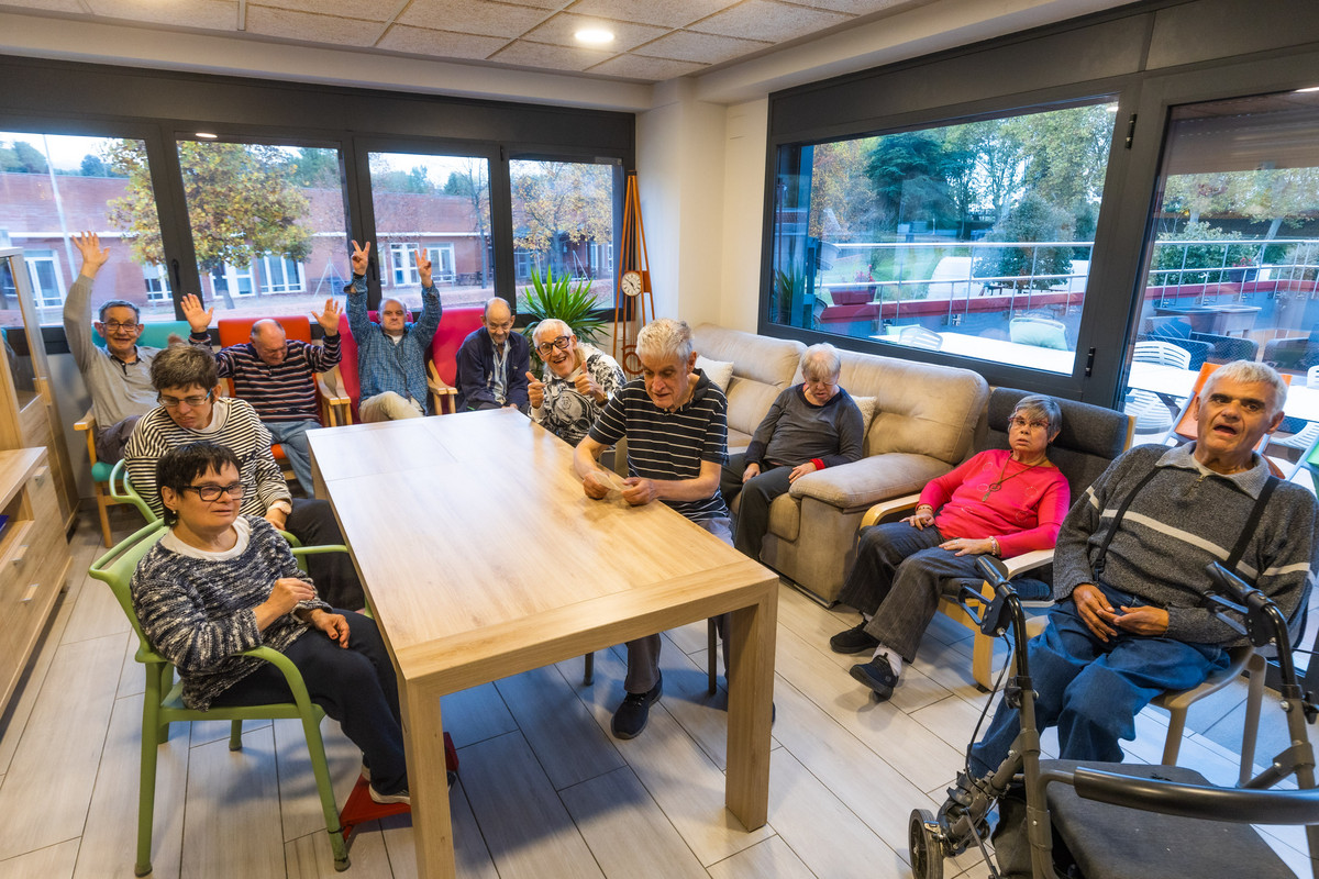 Els participants al documental i residents de la llar de Calldetenes