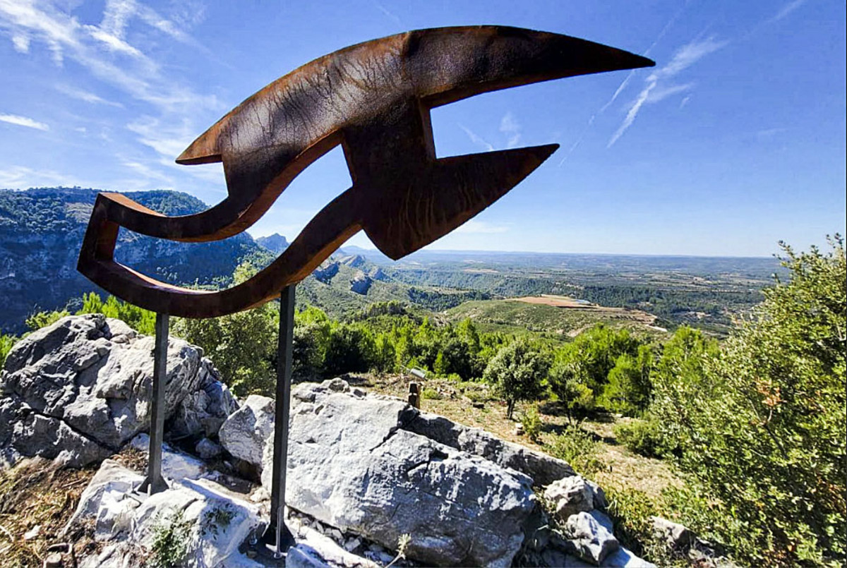 L’escultura es va crear el mateix any dels incendis, però no s’ha col·locat fins ara