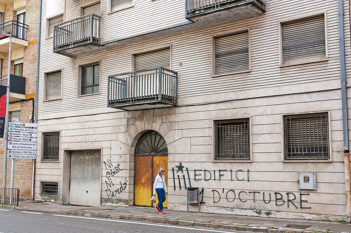 L’edifici està situat a la carretera Camprodon