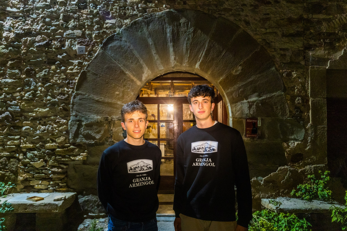 Pau i Ramon Pujol, els dos germans que fan vídeos mentre ensenyen com és el seu dia a dia a la granja