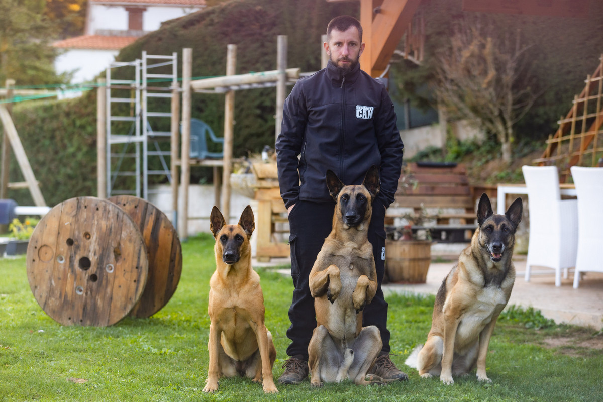 Abel Gómez, amb alguns dels seus gossos
