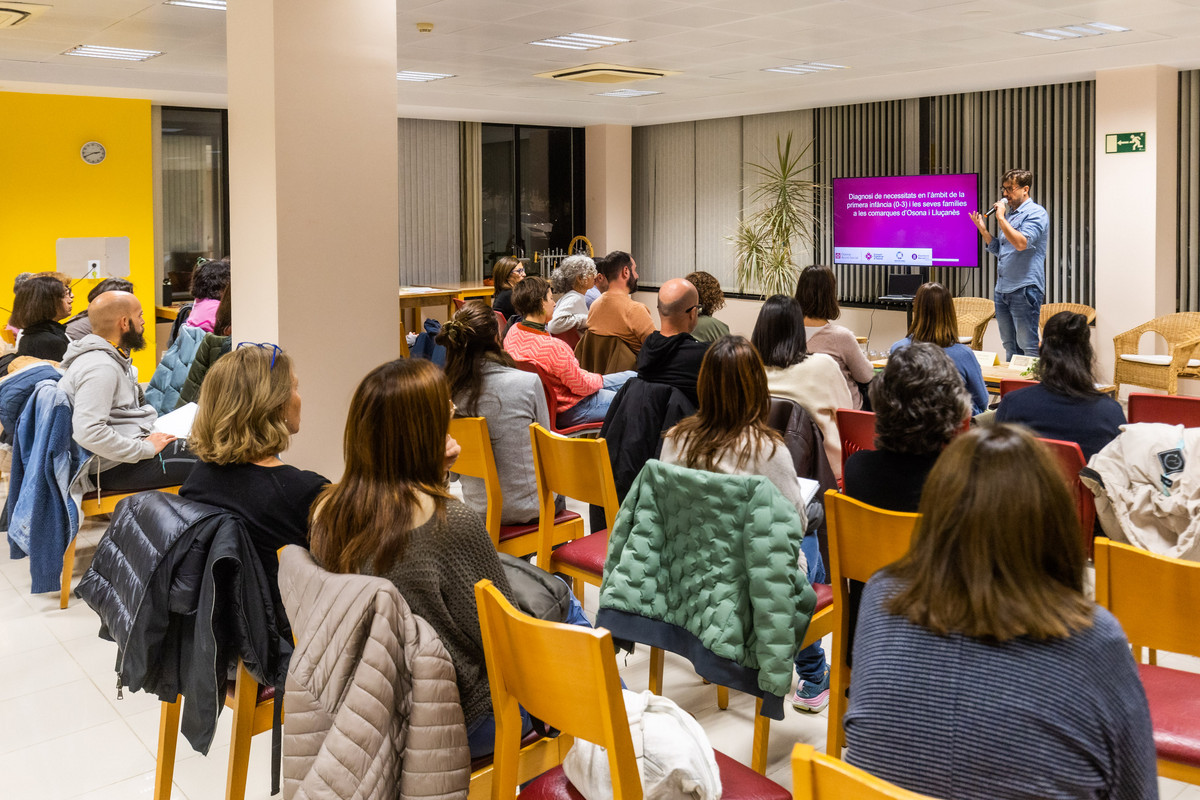 Un moment de la jornada de dijous a l’Espai Familiar de Vic, on van participar professionals, tècnics i polítics