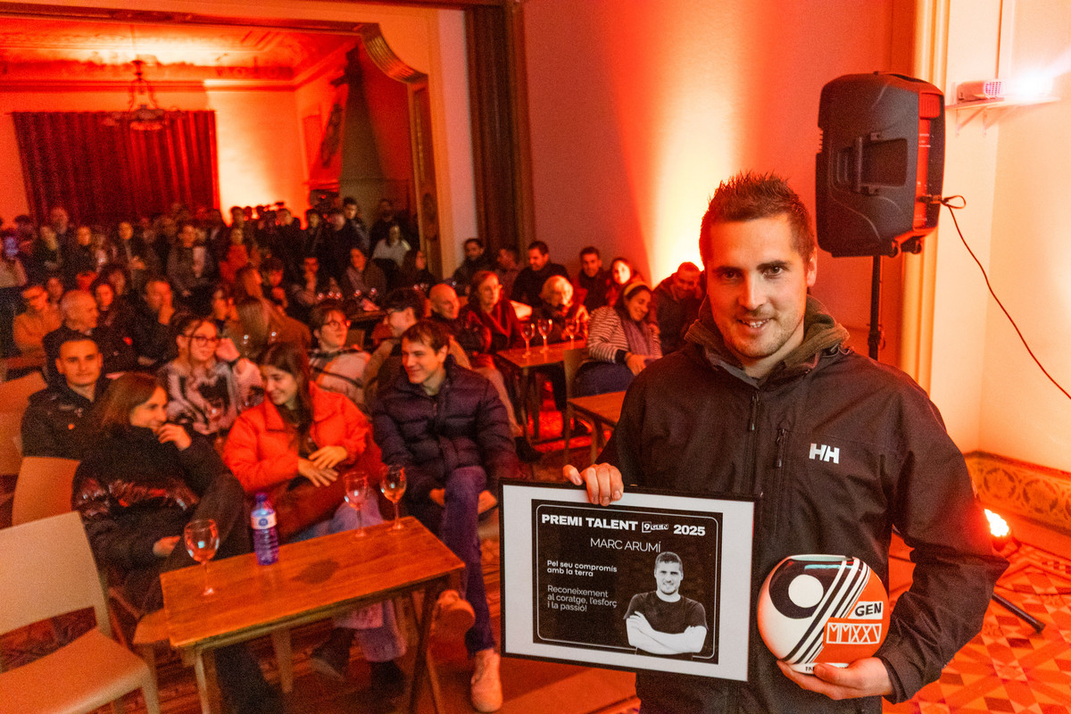 Marc Arumí, en el  moment de recollir el premi