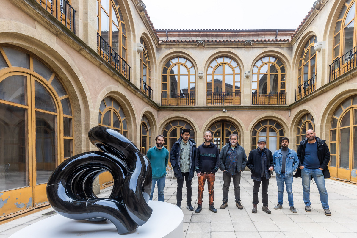 Els artistes que participen en el TraçArt2, al pati central del Seminari al costat de la peça en ceràmica de Roger Coll