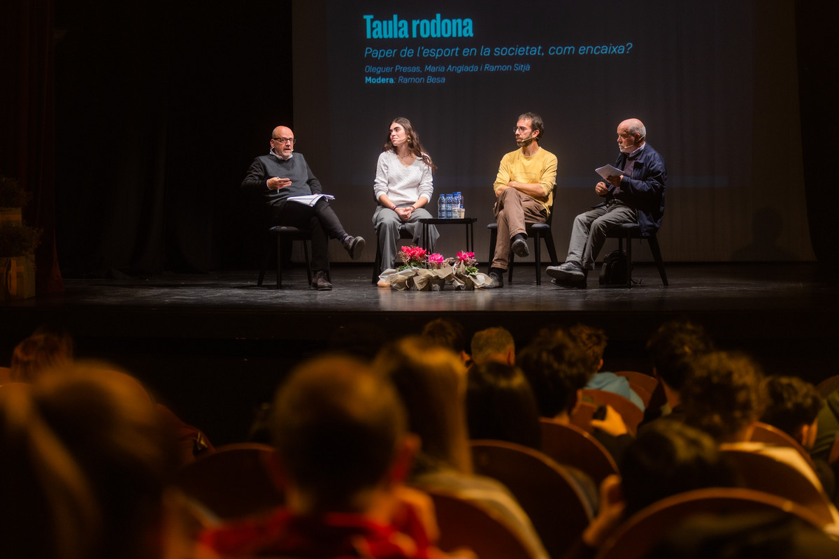 Ramon Besa, Maria Anglada, Oleguer Presas i Ramon Sitjà, divendres a Sant Hipòlit amb un auditori d’estudiants