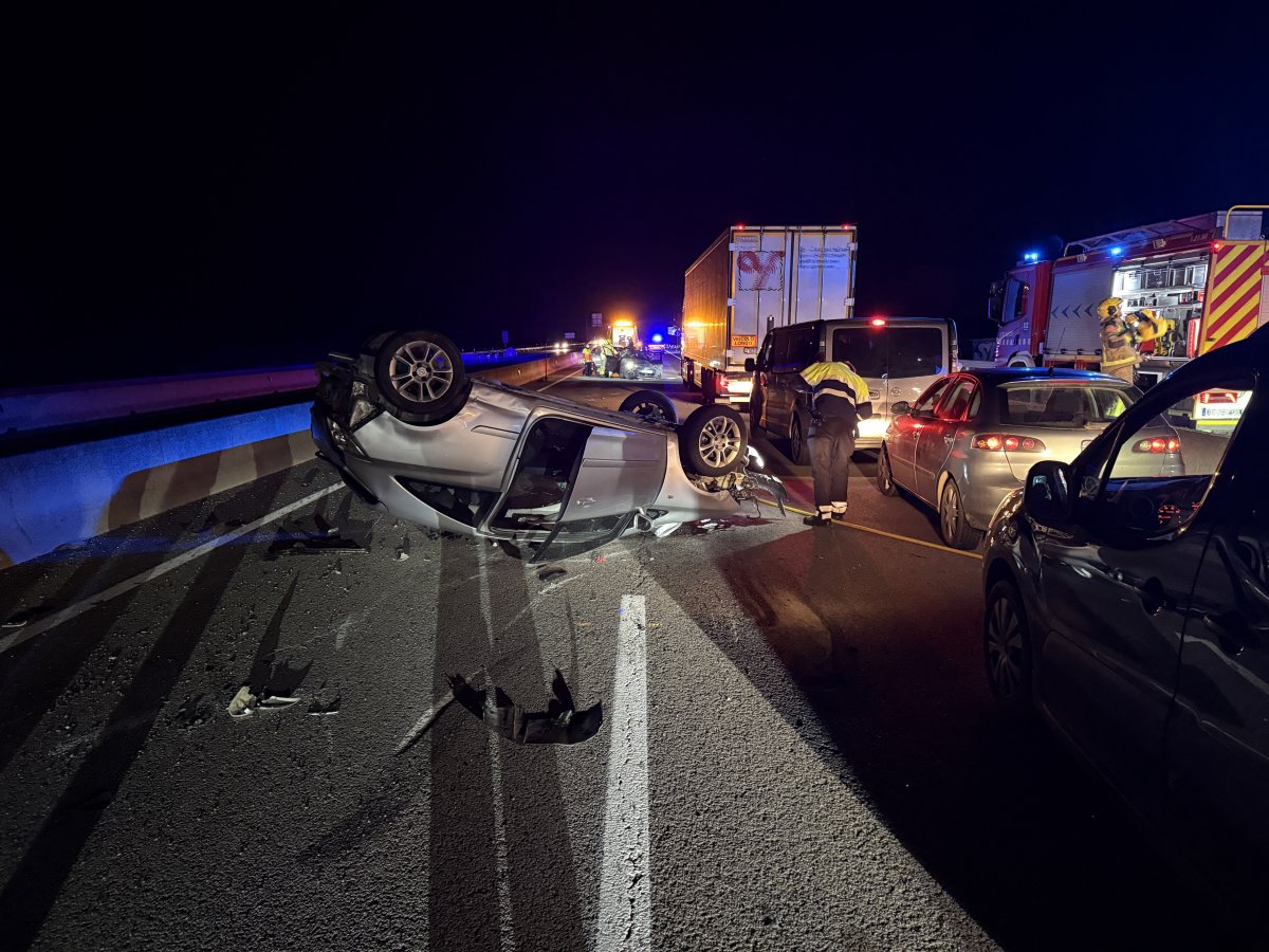 Imatge del cotxe bolcat