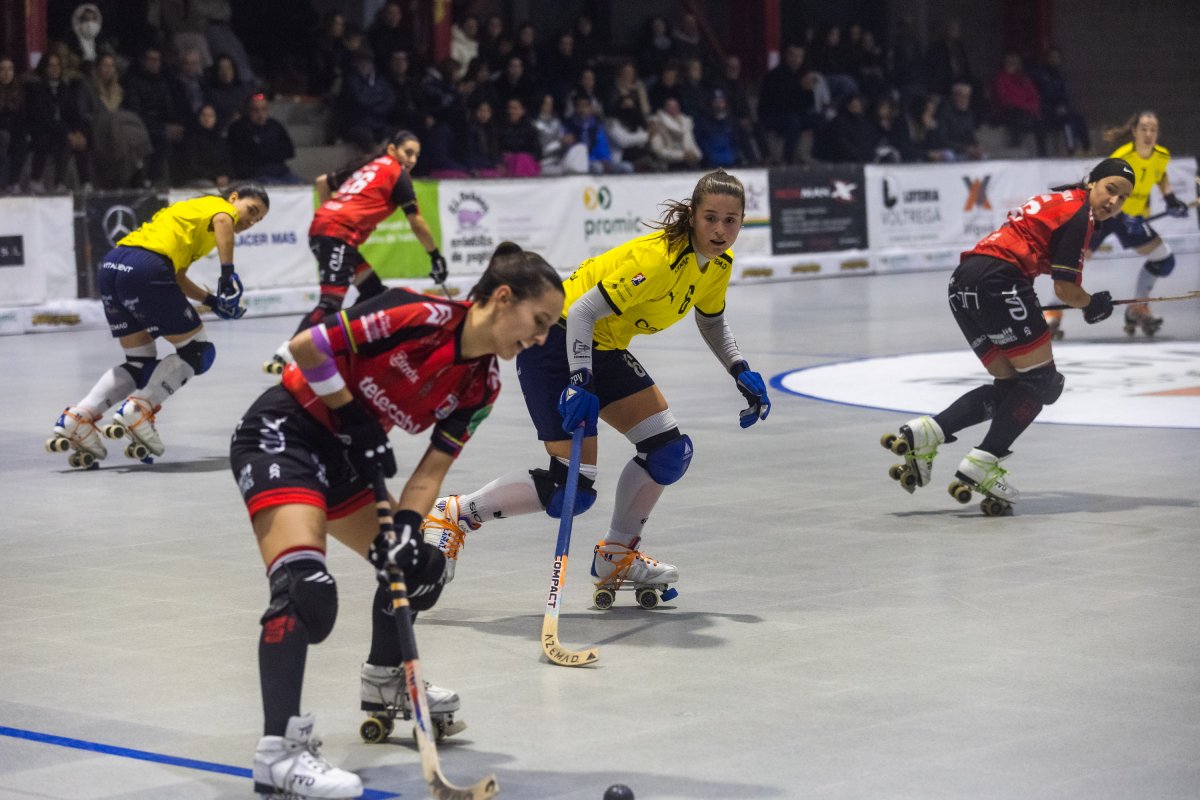 Paula Vilamala intenta tallar un contraatac del Telecable