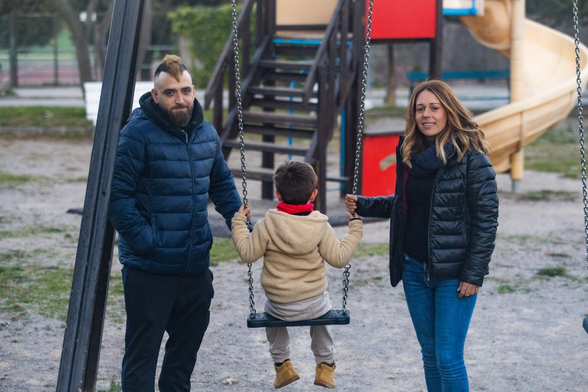 Manuel Salado i Aïda Alonso amb el seu fill Ares, aquesta setmana en un parc de Centelles