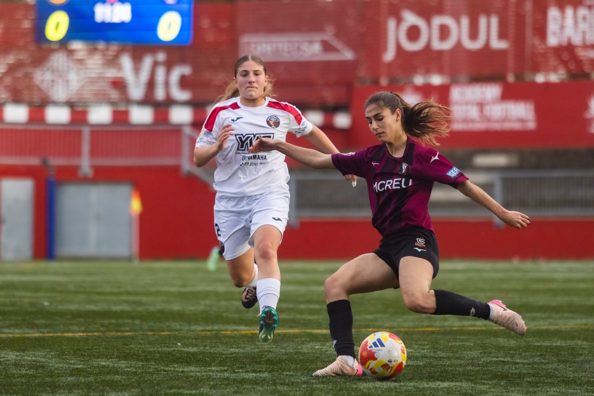 Alba Valor, que va acabar lesionada, en una acció del primer temps davant Prat