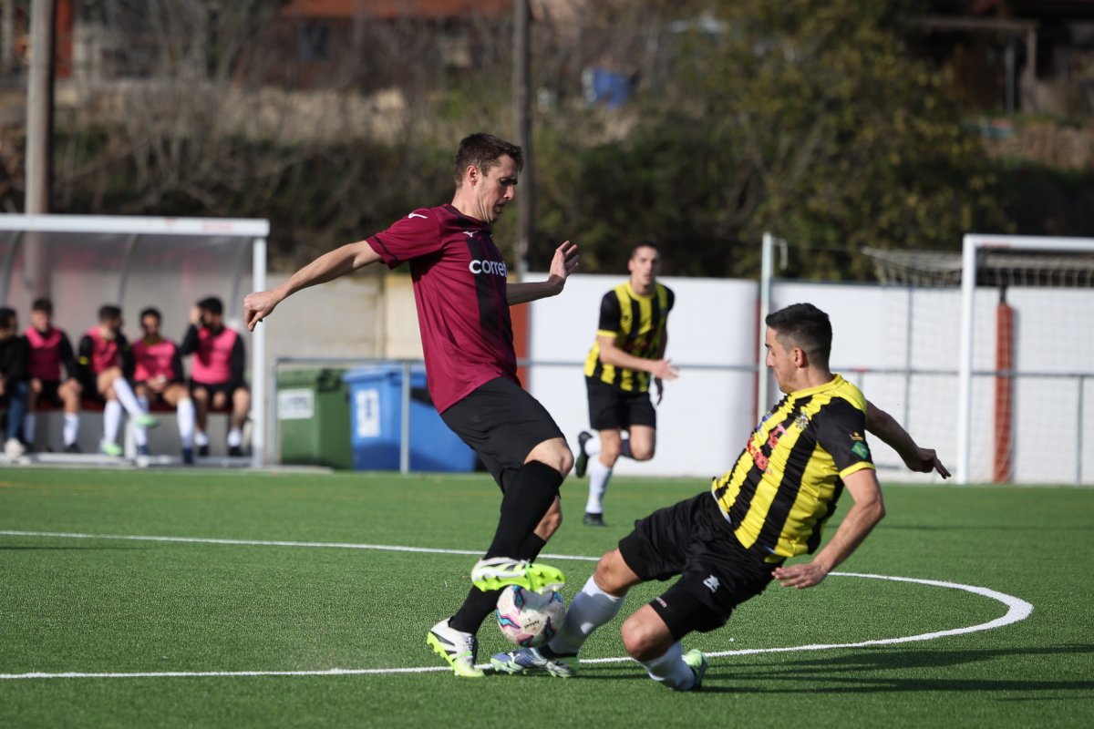 Arnau Aliberch intenta una acció davant un defensa visitant