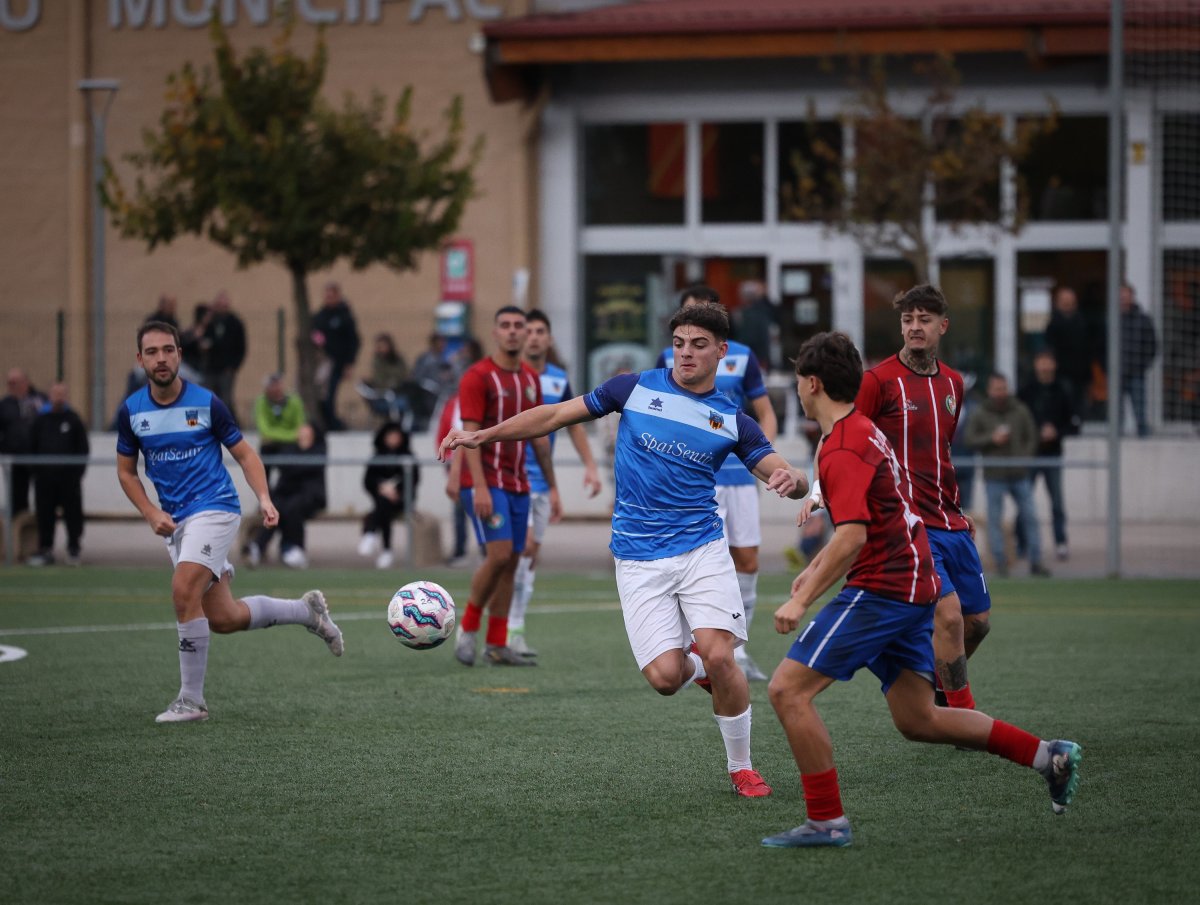 El defensa vilatortí, Roc Garolera, disputant una pilota en una acció durant el partit