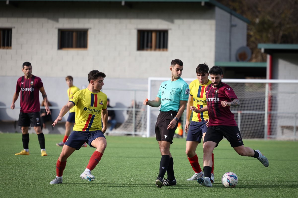 Carles Roca fa una assistència davant l'atenta mirada del col·legiat