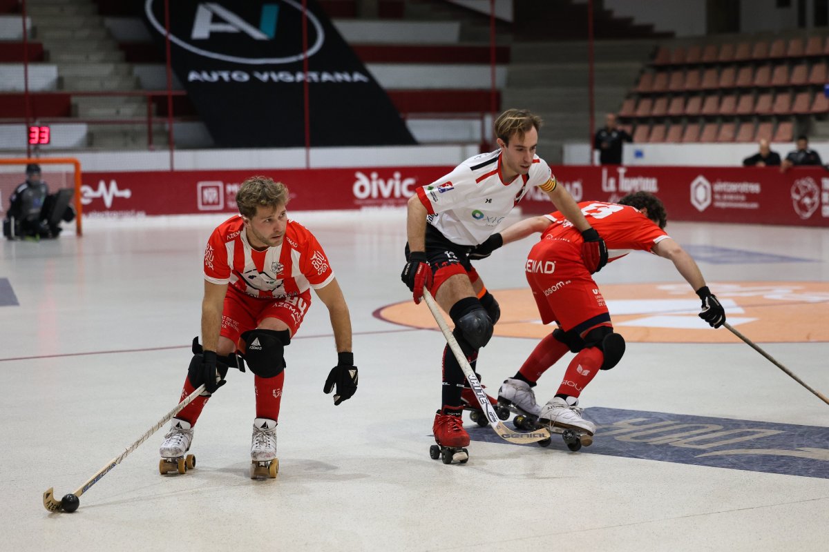 Gil Canal condueix un atac vigilat de prop per Lucas Vicen