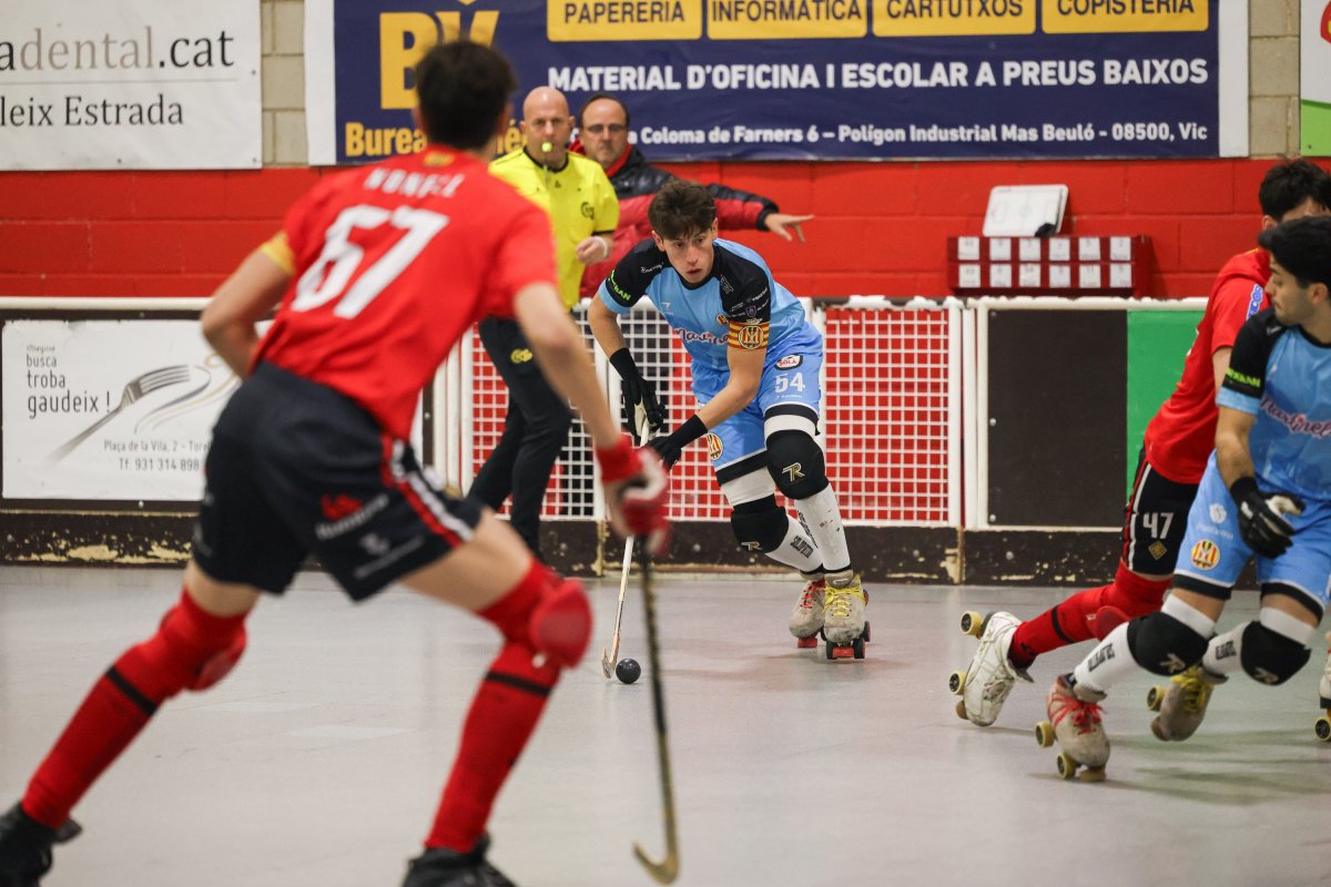 Roger Codinach conduint la bola en una jugada del partit/Marc Sanyé
