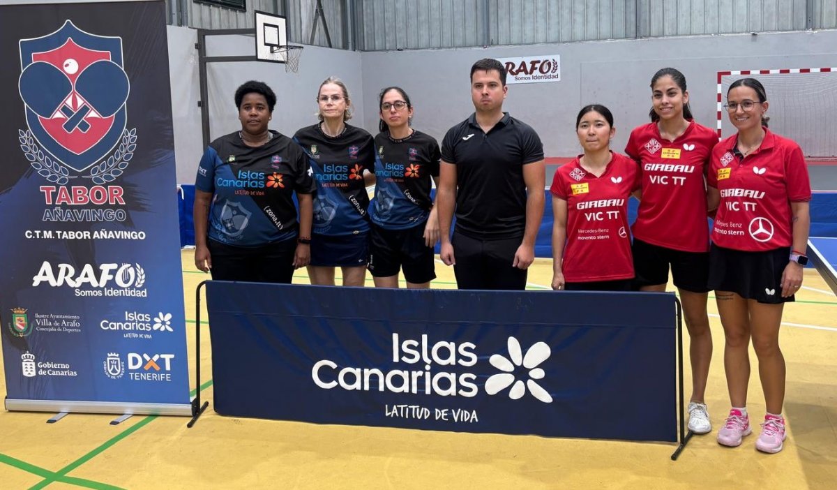 Les jugadores del conjunt local i del vigatà amb l'àrbitre del partit