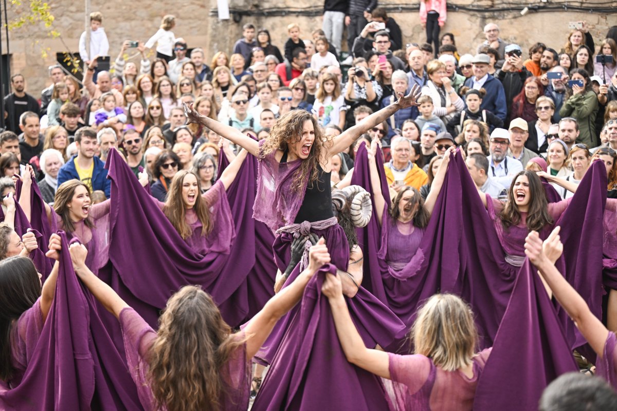 El Ball del Samaniat, una de les escenes icòniques de l’espectacle, aquest dissabte al migdia amb la plaça plena