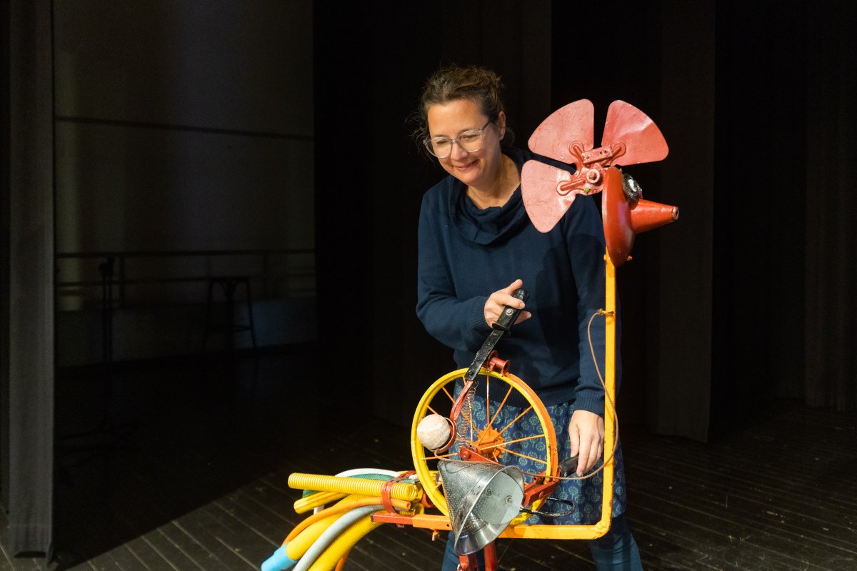 Sandra Sardà, amb un dels jocs que ha creat la companyia, a La Canal