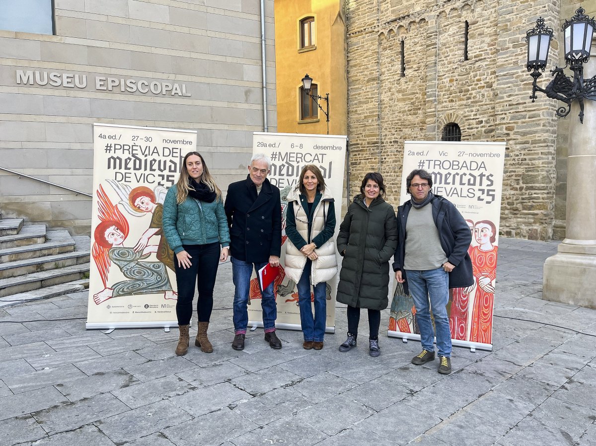 Un moment de la presentació de La Prèvia del Medieval, a la plaça del Bisbe Oliba, davant del MEV