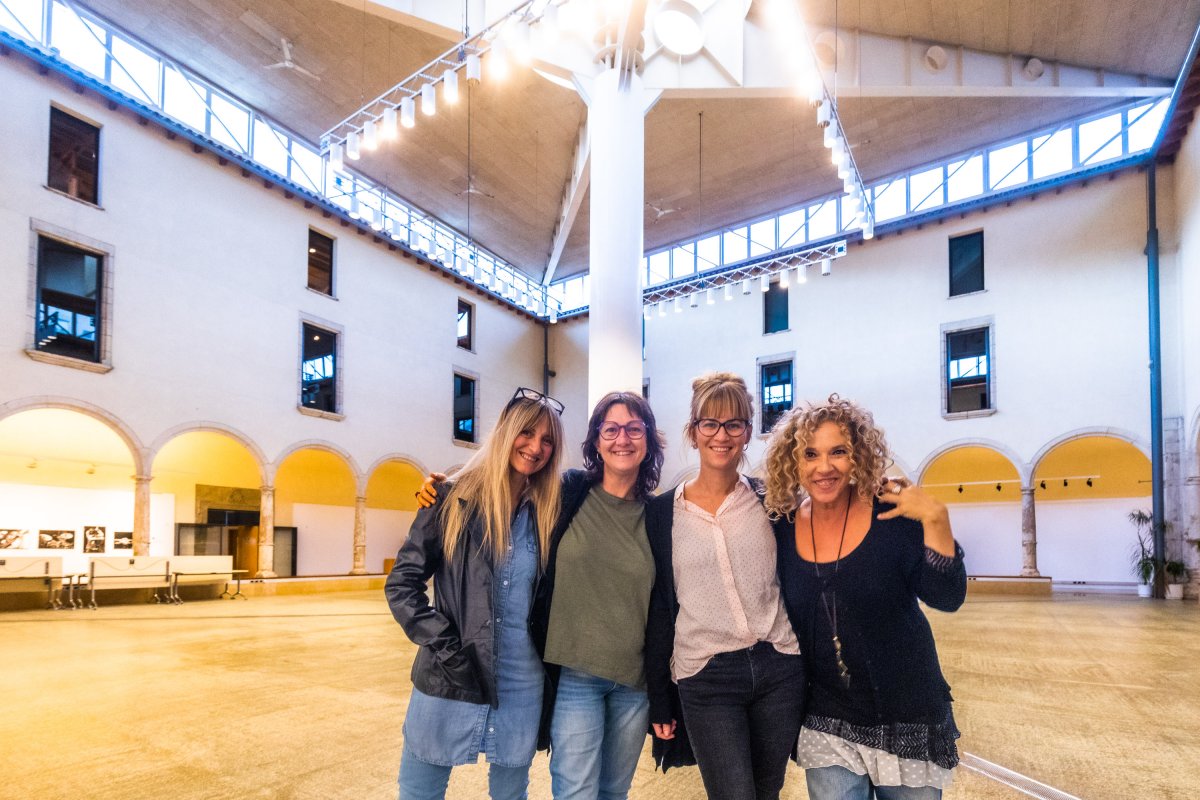 Marta Crespi, Laura Bou, Sara Lladó i Montse Vilà, al claustre del centre cívic Joan Triadú