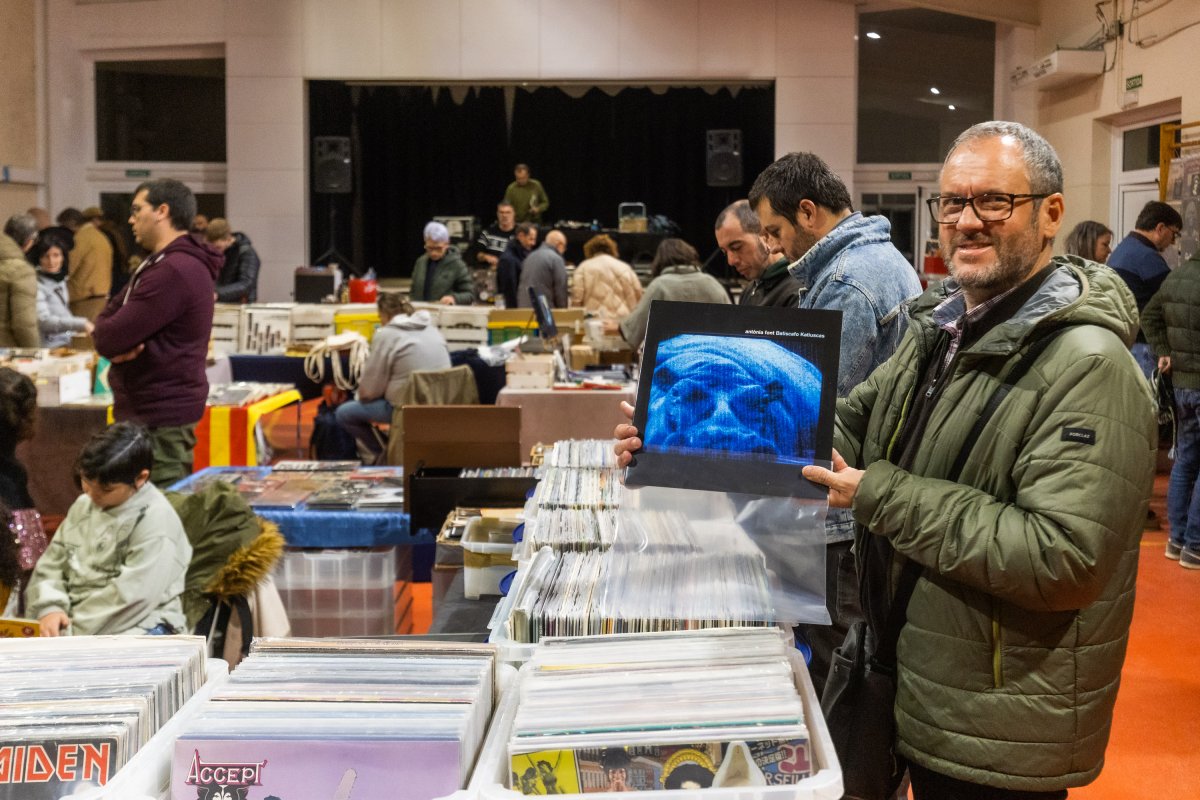 Visitants de la fira, remenant entre vinils