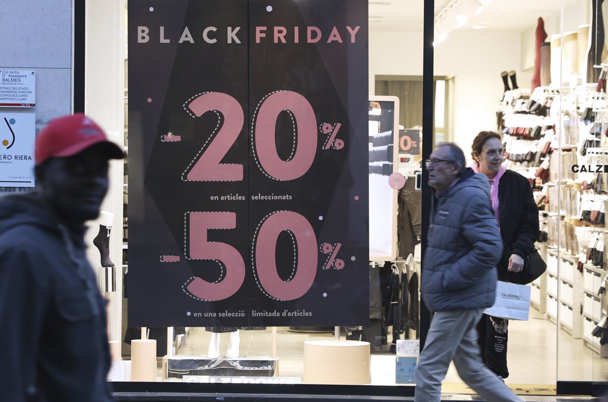 Diverses botigues del carrer Anselm Clavé de Granollers ofereixen descomptes pel Black Friday