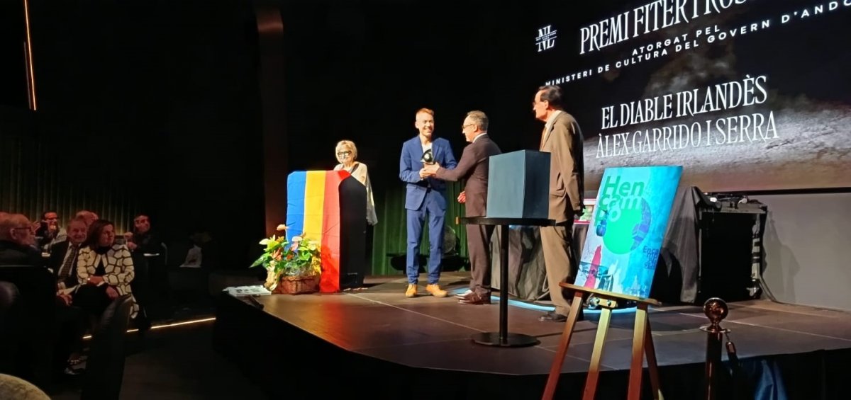 Àlex Garrido rebent el premi de mà del cap de govern d’Andorra, Xavier Espot