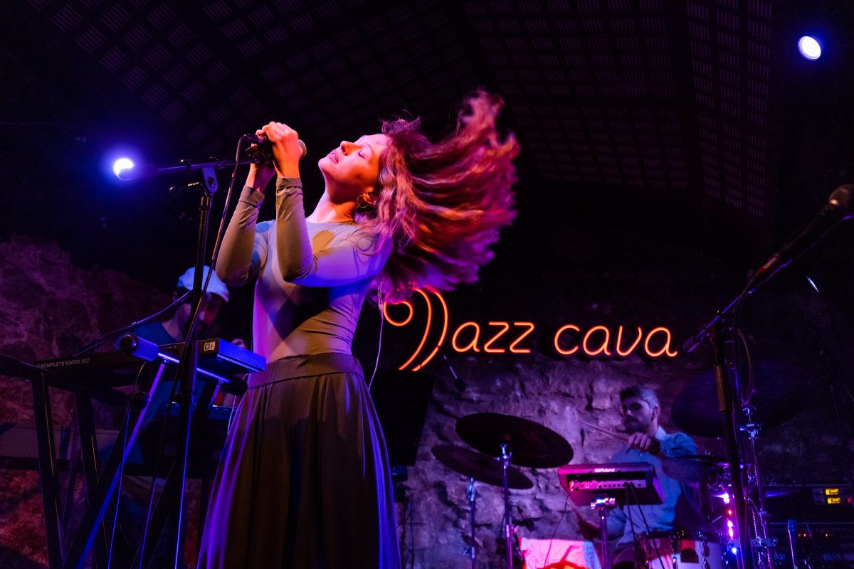 Ju, en un moment del concert de la Jazz Cava
